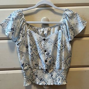 Cropped shirt. Faux button front, elastic waist. 97% polyester. Size small
